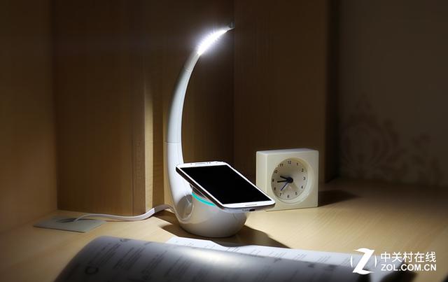 充電照明一物多用？ 新式無(wú)線充電裝置亮相