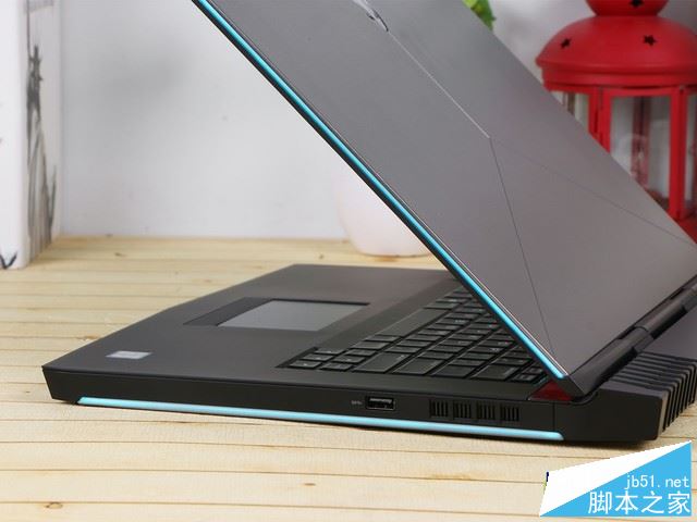 Alienware15 2017值得买吗？戴尔Alienware 15 2017全面详细评测图解