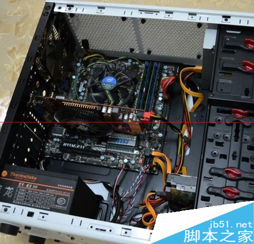 电脑开机时显示器黑屏该如何解决?(图文教程)