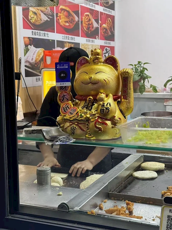 郑州一店把碰一下贴到招财猫上 支付宝：他才是喵机的爹