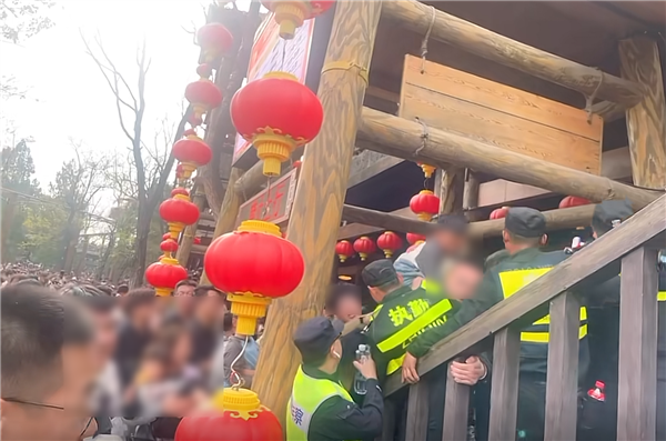 小程序挤崩了！游客高喊退票 开封一景区紧急限流